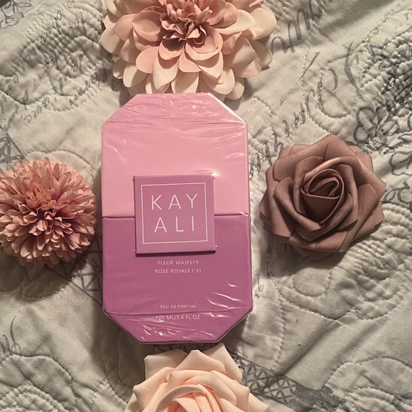 Kayali Fleur Majesty Rose Royale 31 - Picture 2 of 4